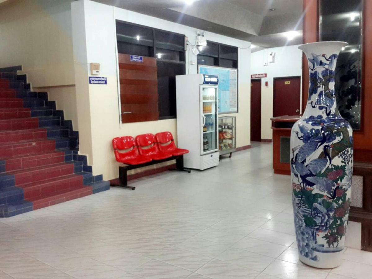 Thairungruang Hotel 素叻他尼 外观 照片